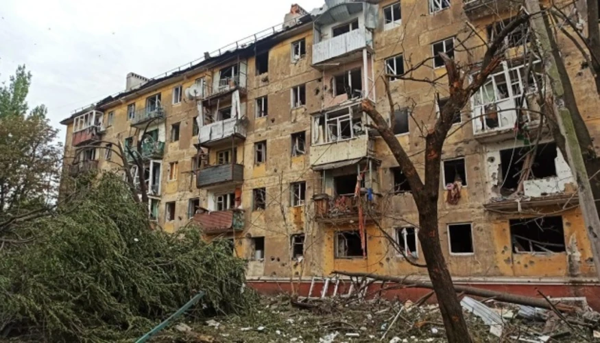 Наслідки авіаудару по Слов'янську, пошкоджені багатоповерхівки