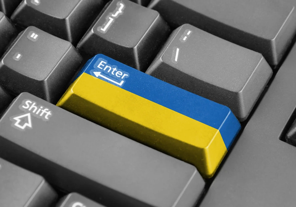 Урок у першому класі київського ліцею, де вчителька демонструє мультфільм з російськомовним звуком