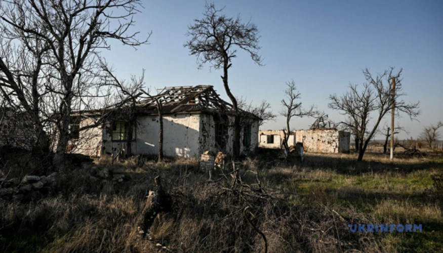 Наслідки російських ударів по цивільній інфраструктурі Херсонщини (пошкоджені житлові будинки та об'єкти інфраструктури).