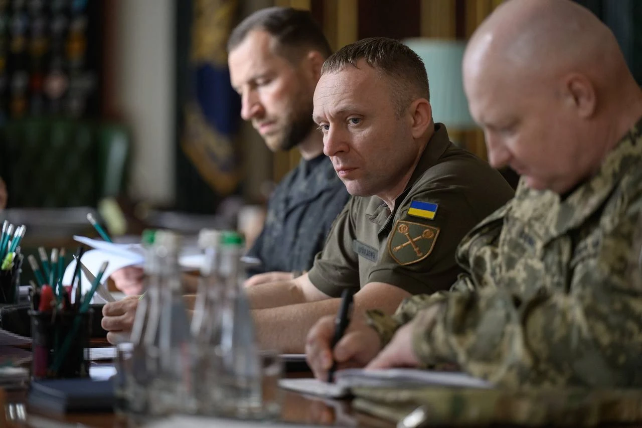 Президент Зеленський, головнокомандувач ЗСУ Михайло Драпатий і в.о. міністра оборони Євгеній Хмара під час наради щодо