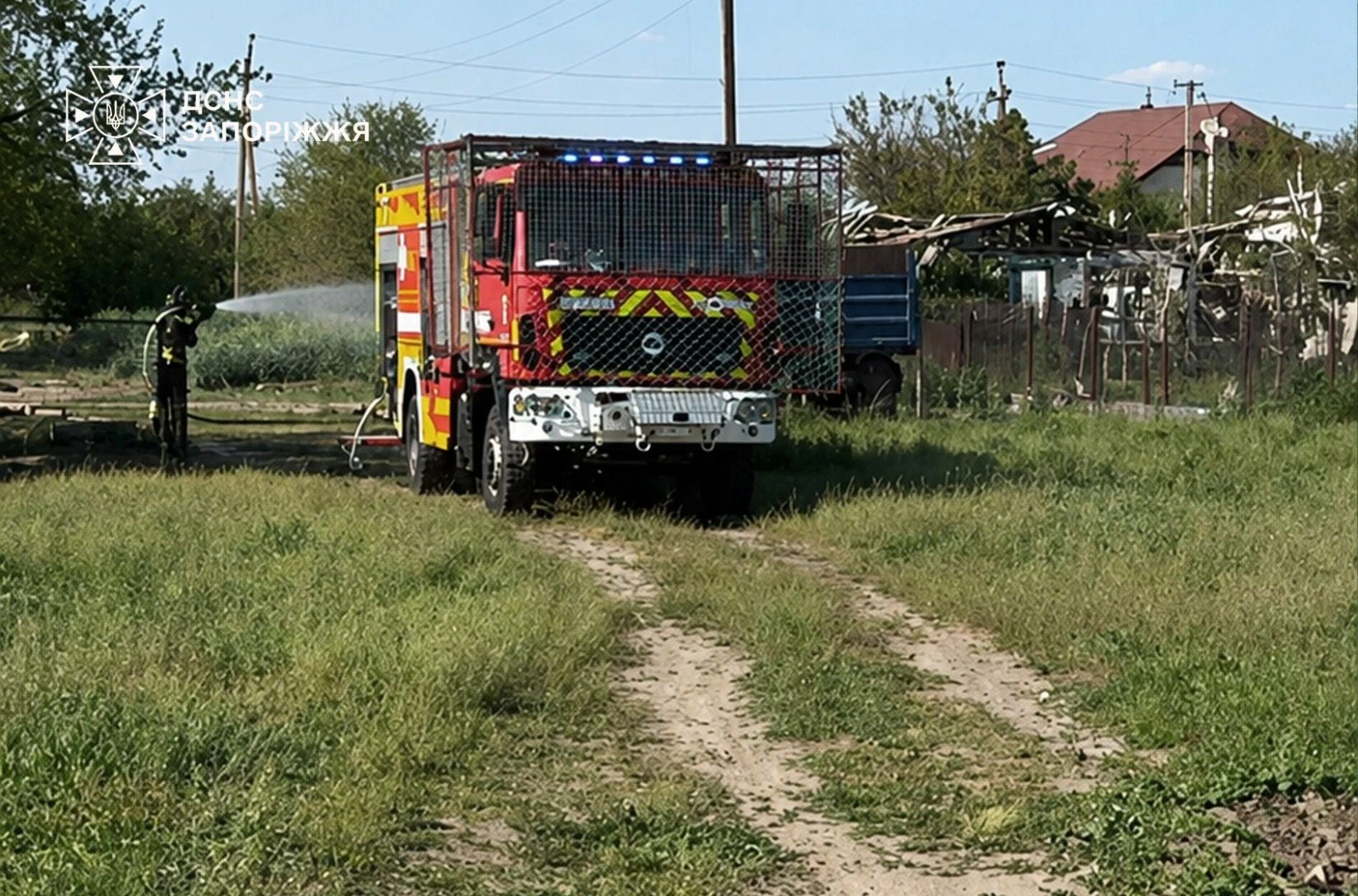 Наслідки удару російського безпілотника по рятувальниках під час гасіння пожежі в лісництві Запорізької області (фото ДСНС).