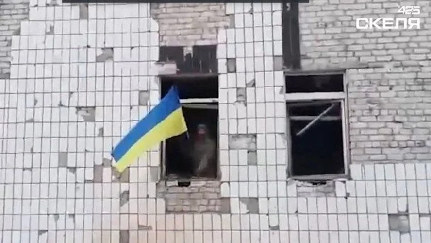 Український прапор над будівлею в центрі Костянтинівки після зачистки 425 ОШП