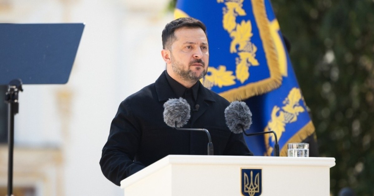 Володимир Зеленський під час вечірнього звернення, на екрані цитата: «Рішення щодо армії будуть напрацьовані»