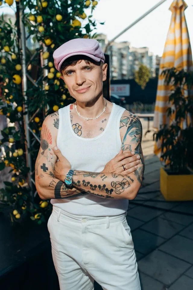 Пошкоджений ретро-кабріолет Анатолія Анатоліча зі зім'ятими бампером і крилом та червоними слідами від іншого автомобіля