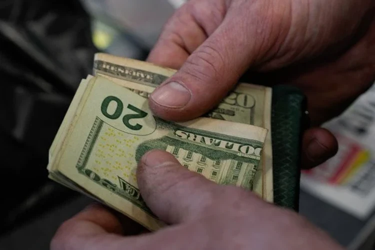 НБУ зафіксував долар на 44,69 грн, євро та злотий зросли: курс на 18 серпня