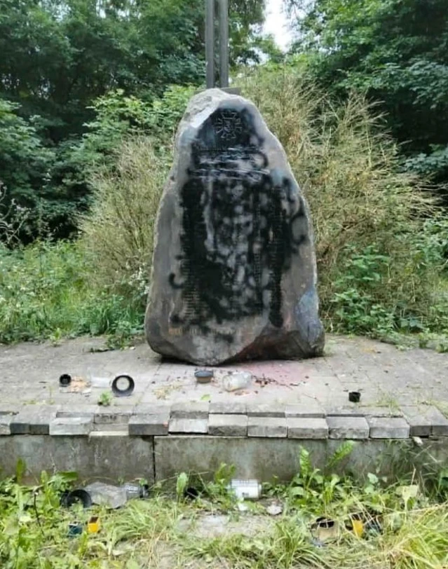 Пошкоджений український пам'ятник — братська могила воїнів УПА в урочищі Білосток поблизу села Ліски Люблінського воєводства