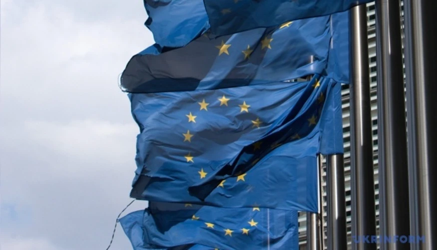 Прапор ЄС та прапори шести країн-ініціаторів скорочення бюджету: Німеччини, Данії, Нідерландів, Австрії, Фінляндії та Швеції