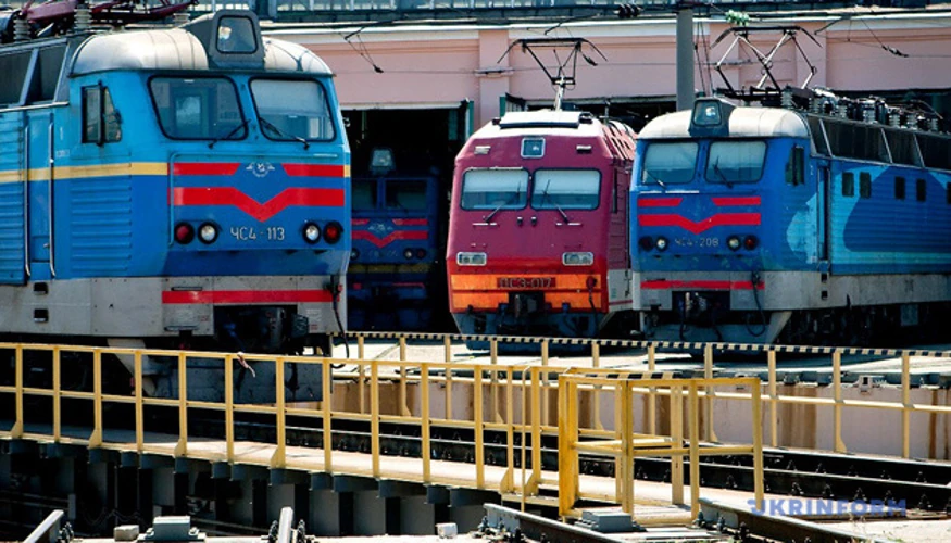 Пасажири у відкритому платному залі очікування залізничного вокзалу