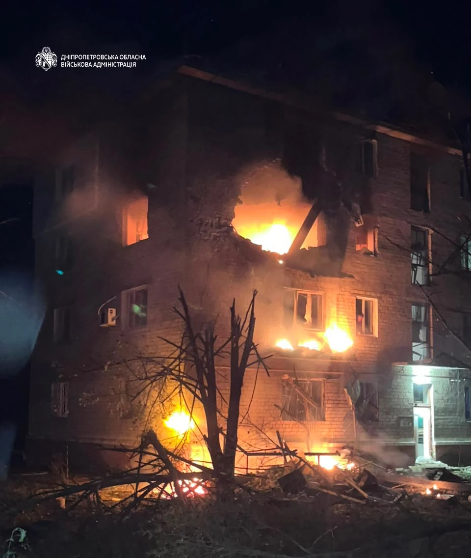 Наслідки удару по багатоповерховому житловому будинку в місті Марганець Дніпропетровської області