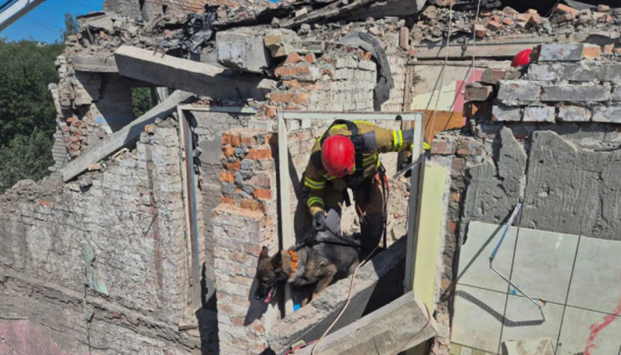 Наслідки ракетного удару по житловому будинку на вулиці Патона у Львові, рятувальники на місці події