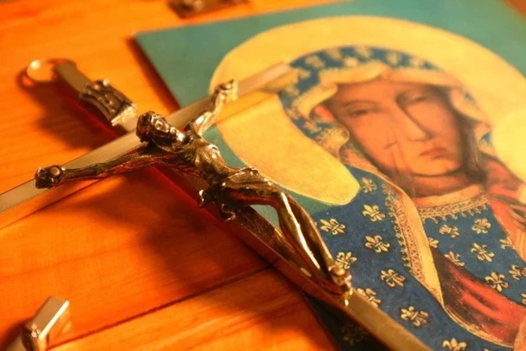 Ікона Воздвиження Хреста Господнього з піднятим Хрестом і святкові листівки з привітаннями