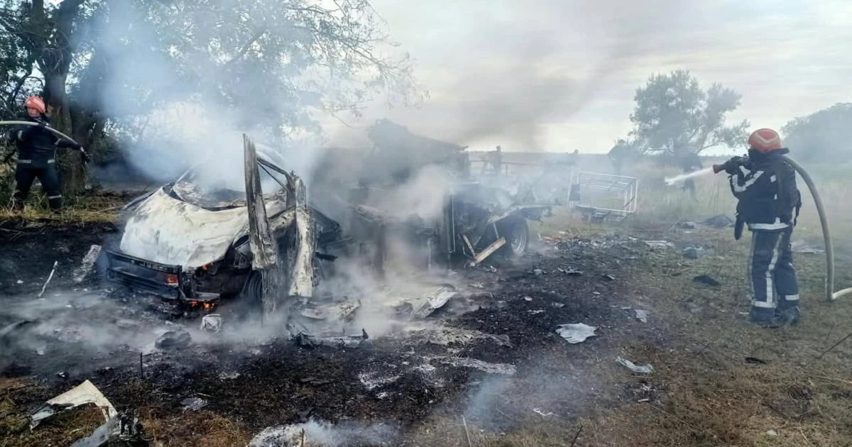 Пошкоджений автомобіль працівників ДТЕК після удару російського безпілотника на Одещині
