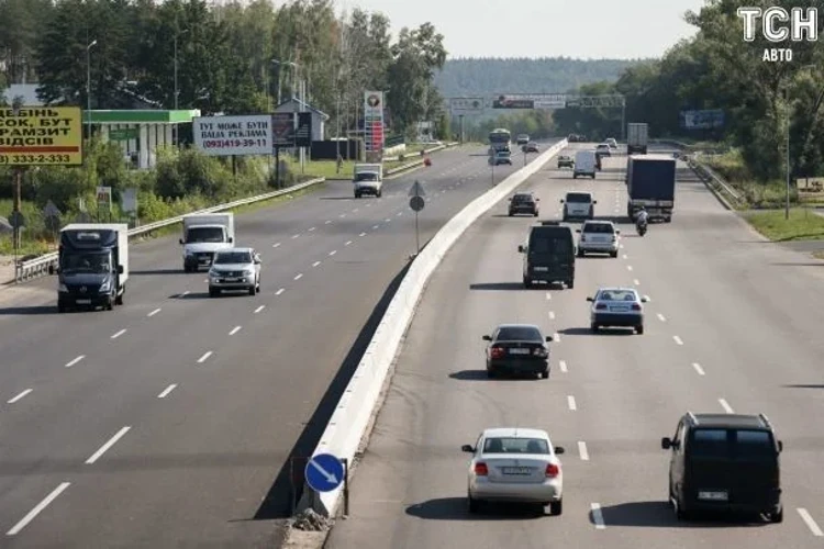 Палаючі автомобілі біля траси Київ – Одеса у селищі Чабани після влучання безпілотника