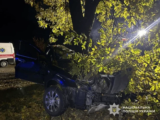 На Свалявщині Chevrolet Lacetti врізався в дерево: троє загиблих і підліток у реанімації