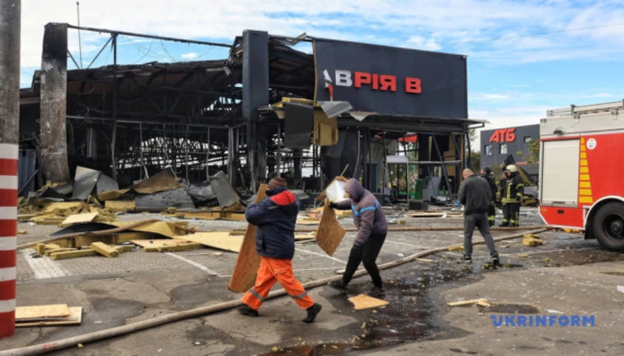 Наслідки падіння БпЛА в Печерському районі Києва: пошкоджені житлові будинки та автівка у дворі